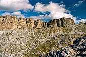 Trekking nel Parco Naturale Puez-Odle. Da Passo Gardena al Rifugio Puez, superato il passo di Cir il panorama si apre verso la Val de Chedul contornata da pareti di roccia verticali.